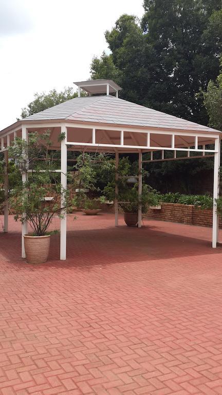 The Shakespeare Inn Vanderbijlpark Extérieur photo