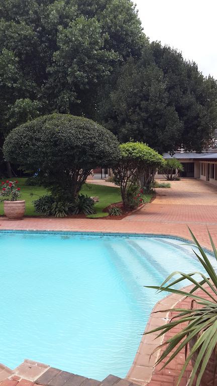 The Shakespeare Inn Vanderbijlpark Extérieur photo