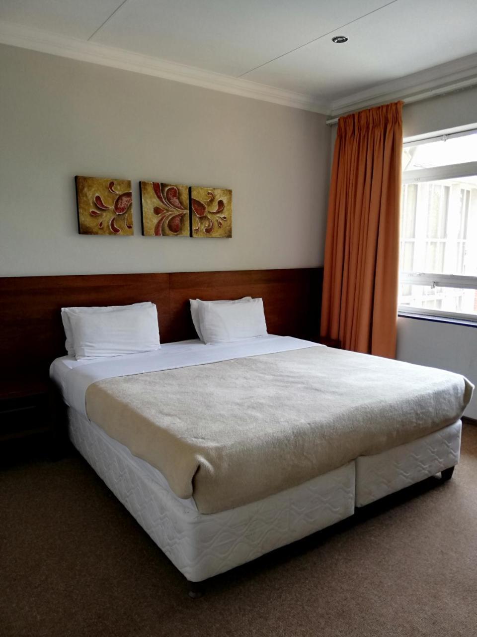 The Shakespeare Inn Vanderbijlpark Extérieur photo