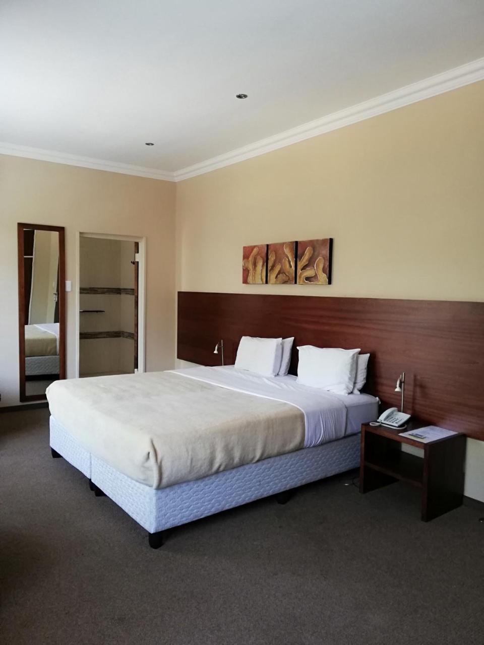 The Shakespeare Inn Vanderbijlpark Extérieur photo