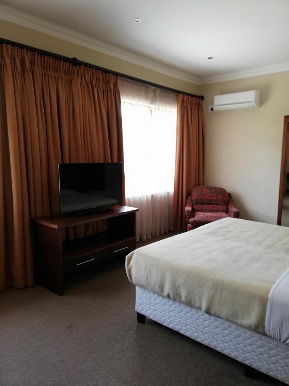 The Shakespeare Inn Vanderbijlpark Extérieur photo